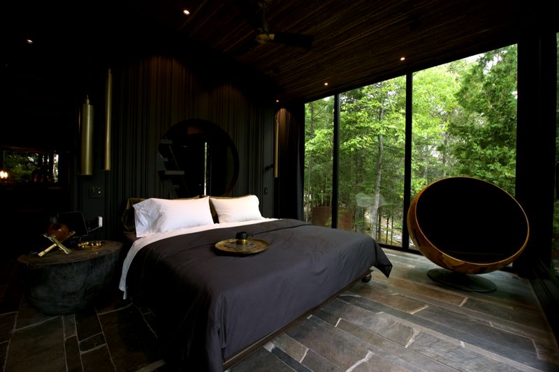 La chambre, le miroir rond et le fauteuil sculptural