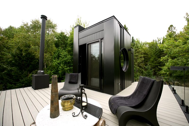 La terrasse sur le toit, ses chaises longues et la cheminée du poêle