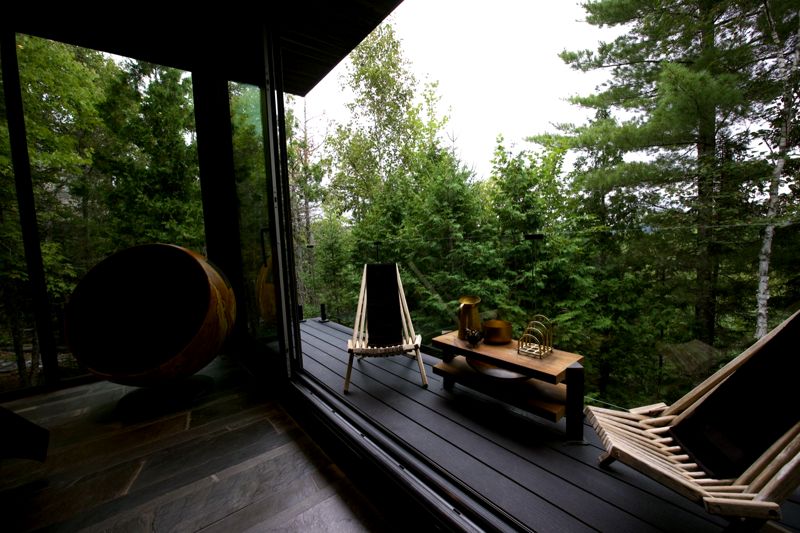 La porte coulissante ouverte sur la terrasse et les fauteuils
